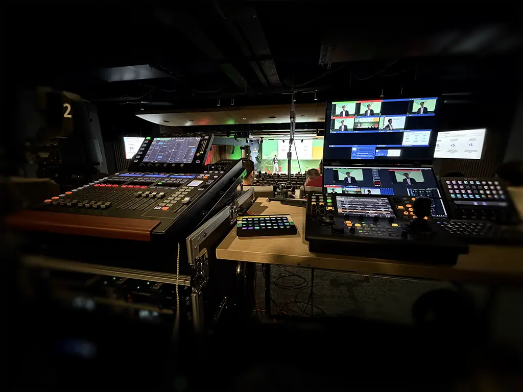 Kompakte Regie für eine moderne Livestream-Produktion mit mehreren Kameraperspektiven und zentral gesteuerten Workflows.