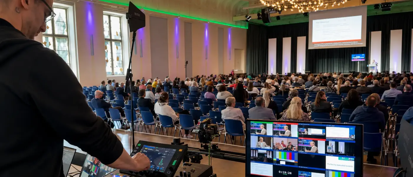 Regieplatz während einer professionellen Vortragsveranstaltung mit moderner Livestream- und Hybrid-Event-Produktion.